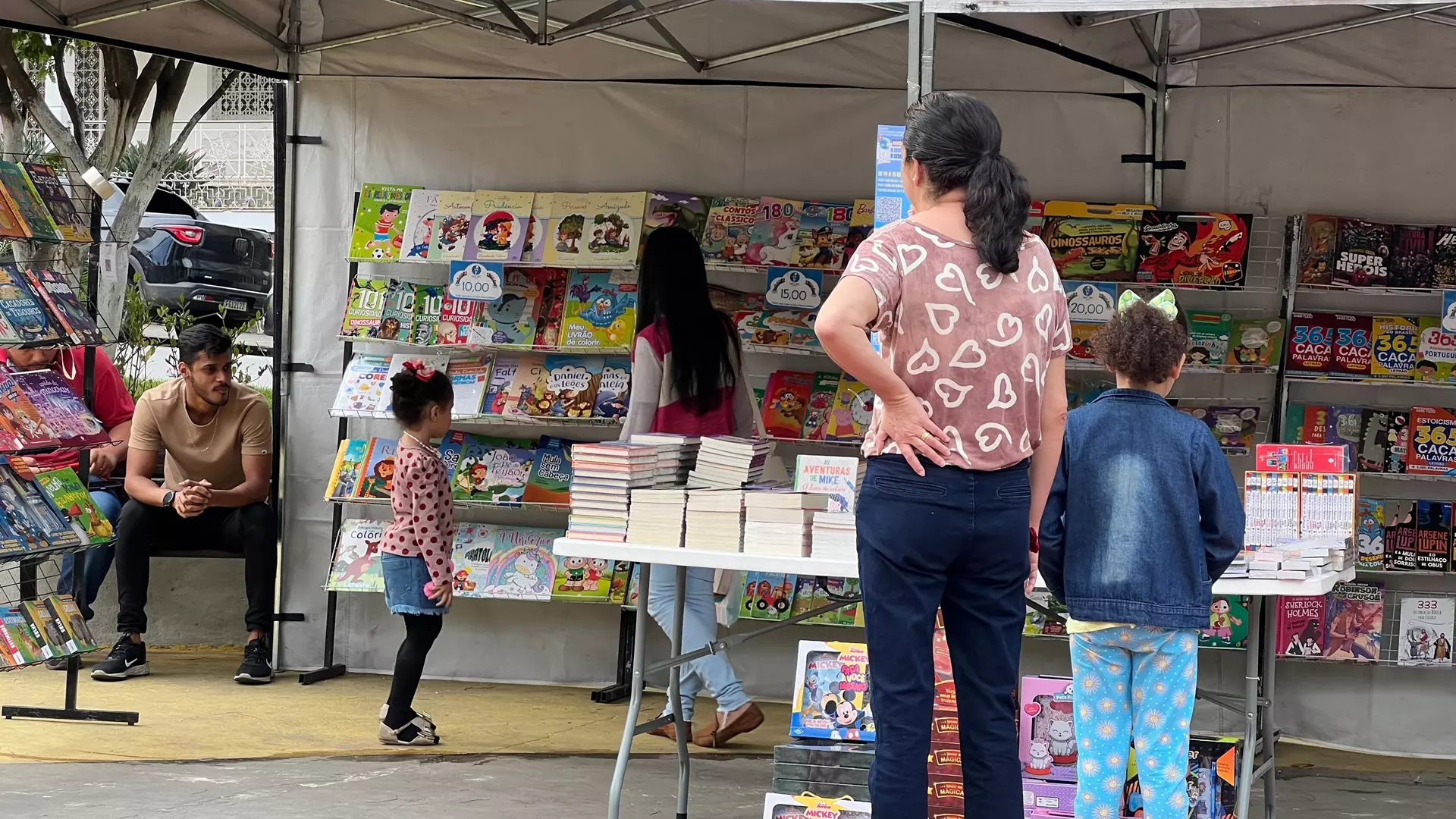 Praça Cesário Alvim, no Centro de Santos Dumont, recebe estandes de vendas de livros